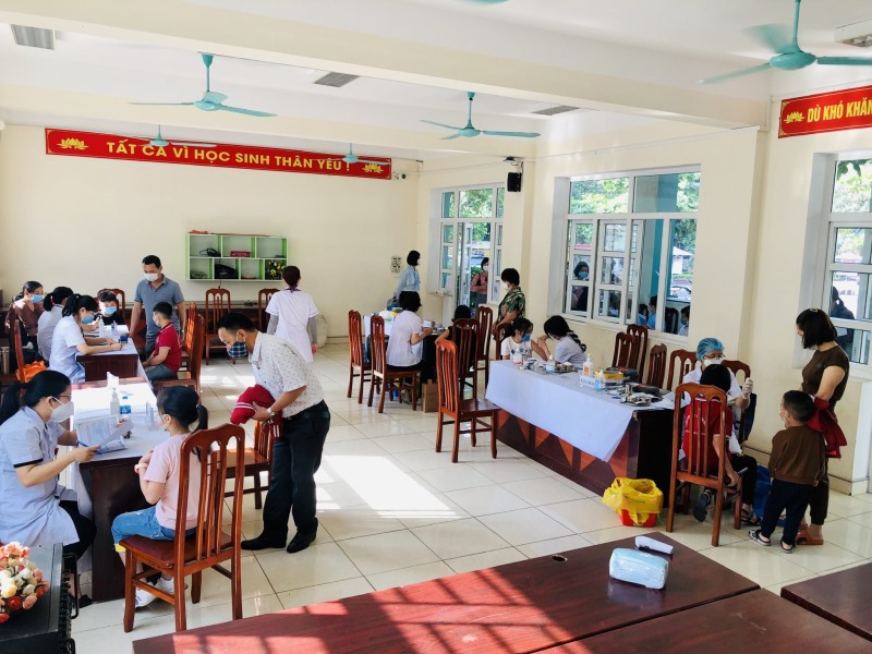 Phường Hà Trung tổ chức tiên vắc xin phòng chống Covid-19 cho trẻ từ 5 đến dưới 12 tuổi tại Trường tiểu học Nguyễn Bá Ngọc.
