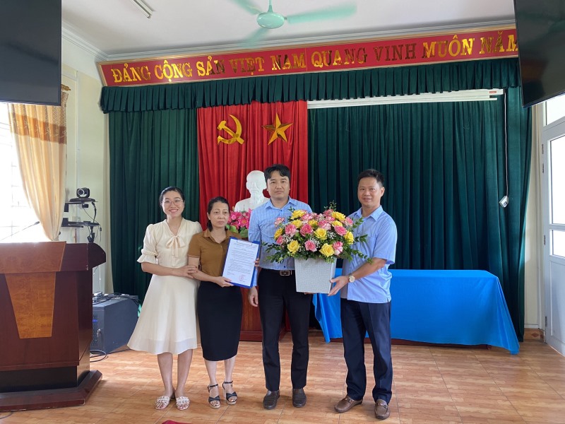 Lễ công bố và trao Quyết định thành lập chi bộ Trường tiểu học và Trung học cơ sở Nguyễn Bá Ngọc