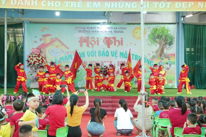 Trường Mầm non Hà Trung tổ chức Hội thi " Bé mầm non với Bảo vệ môi trường"