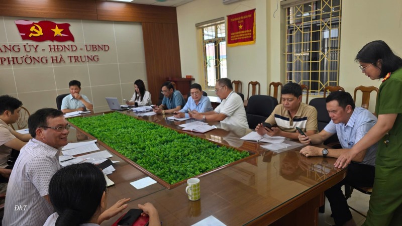 PHƯỜNG HÀ TRUNG TÍCH CỰC TRIỂN KHAI HƯỚNG DẪN NGƯỜI DÂN THAM GIA GÓP Ý SỬA ĐỔI HIẾN PHÁP TRÊN ỨNG DỤNG VNeID 