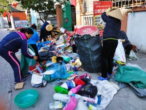 Phân loại rác thải tại hộ gia đình - cách làm thiết thực của  phụ nữ phường Hà Trung