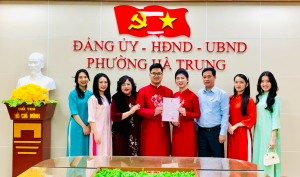 UBND phường Hà Trung tổ chức trao giấy chứng nhận kết hôn cho công dân.