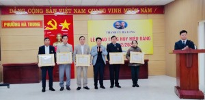 Lễ trao huy hiệu Đảng tại phường Hà Trung