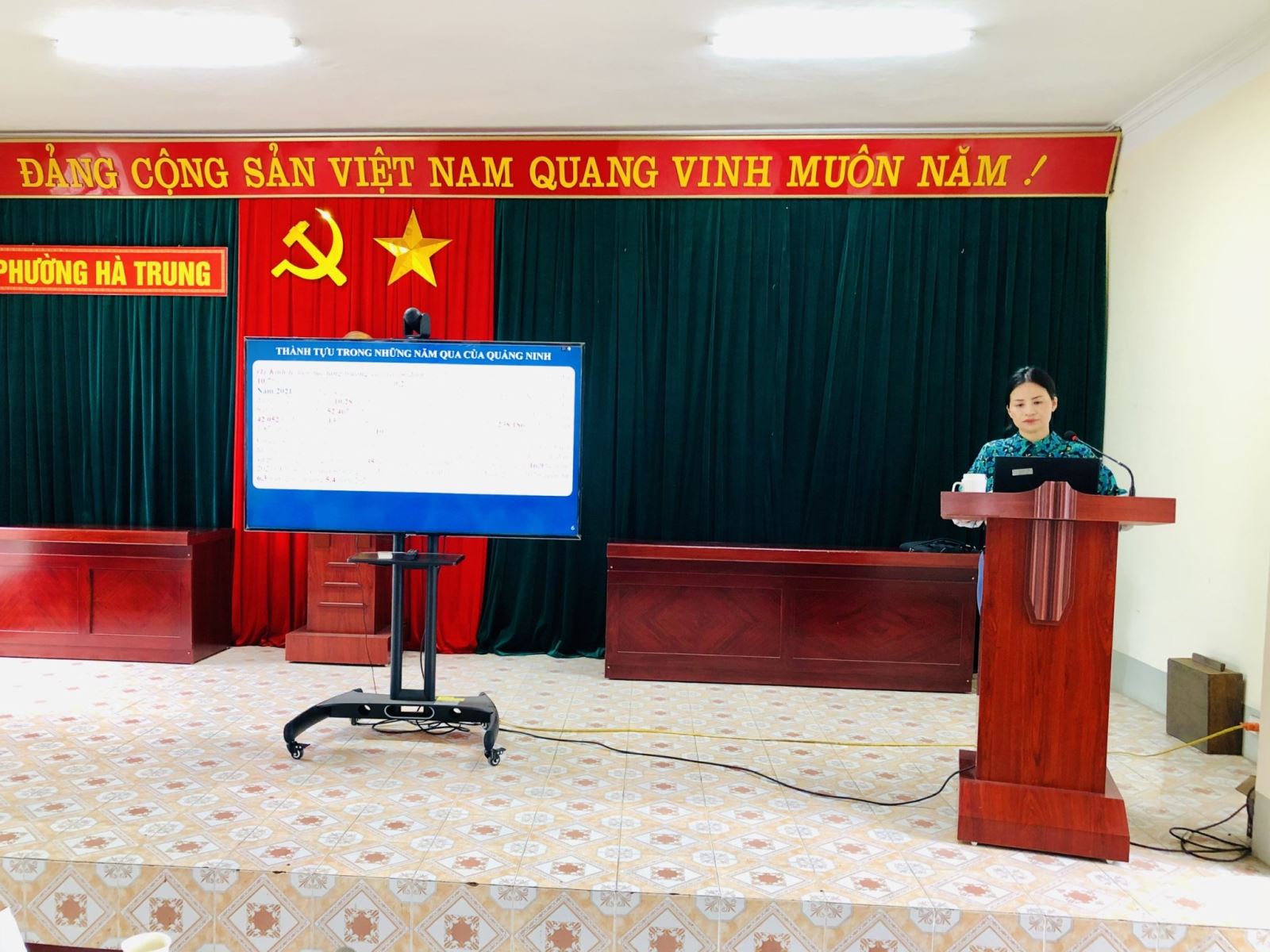 Đồng chí Nguyễn Lê Phương - Bí thư Đảng ủy, Chủ tịch UBND phường trực tiếp truyền giảng