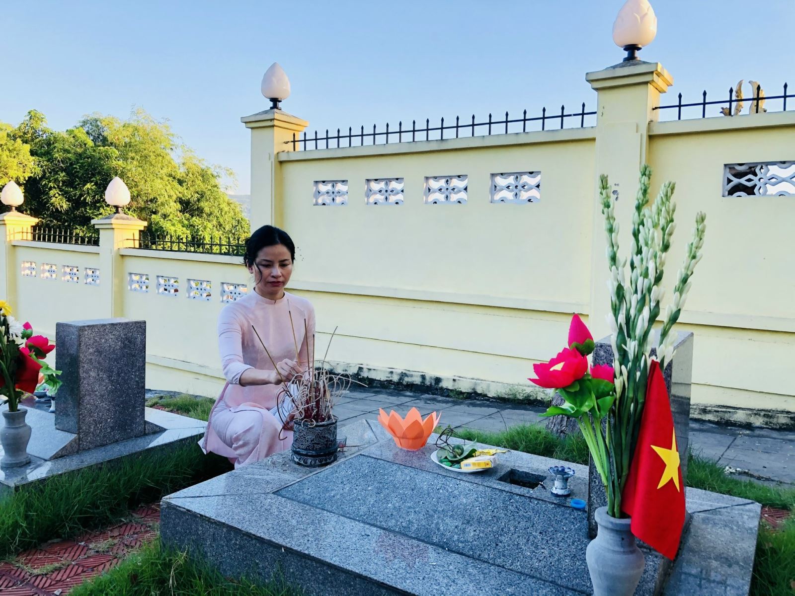Đồng chí Nguyễn Lê Phương - Bí thư Đảng uỷ, Chủ tịch UBND phường dâng hương tại phần mộ liệt sỹ nghĩa trang Hà Tu