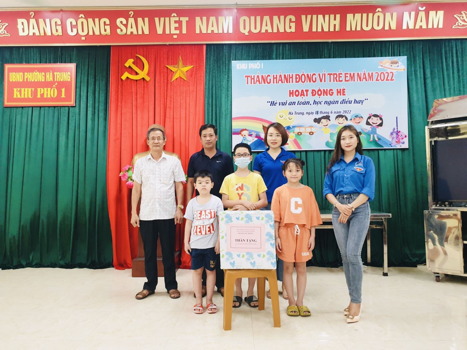 Đồng chí Nguyễn Tuấn Hiệp – Trưởng BCĐ và các thành viên BCĐ quản lý, giáo dục thanh thiếu niên, học sinh hè năm 2022 phường dự, tặng quà các em thiếu niên nhi đồng