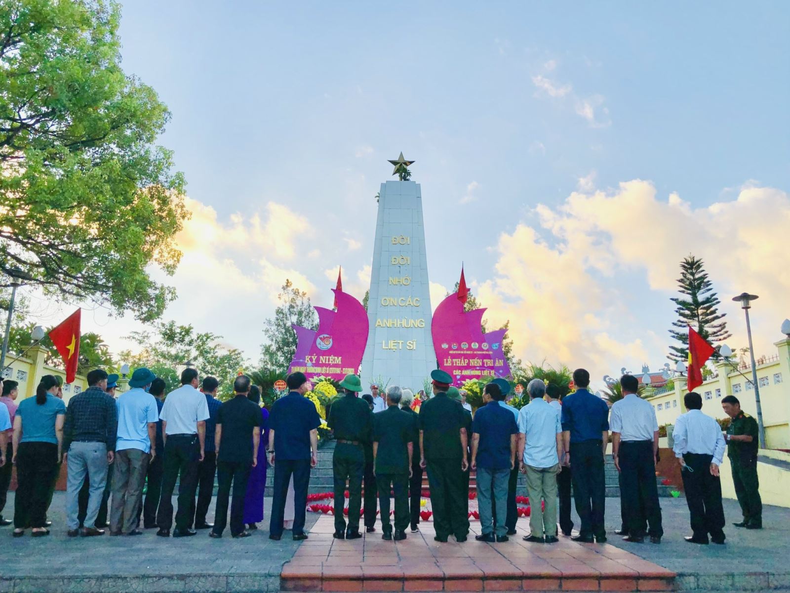 Cán bộ, nhân dân phường Hà Trung viếng nghĩa trang liệt sỹ Hà Tu