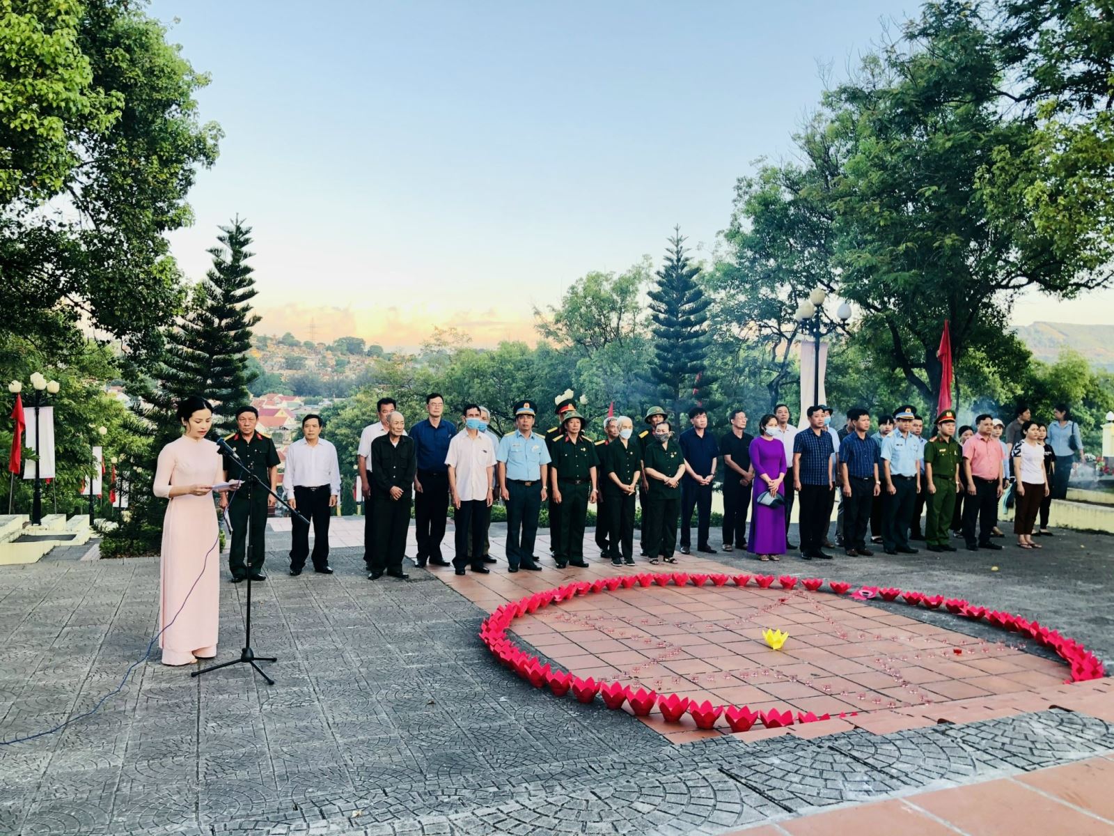 Đồng chí Nguyễn Lê Phương - Bí thư Đảng uỷ, Chủ tịch UBND phường bày tỏ lòng biết ơn và tri ân, tưởng nhớ công ơn của những anh hùng liệt sĩ