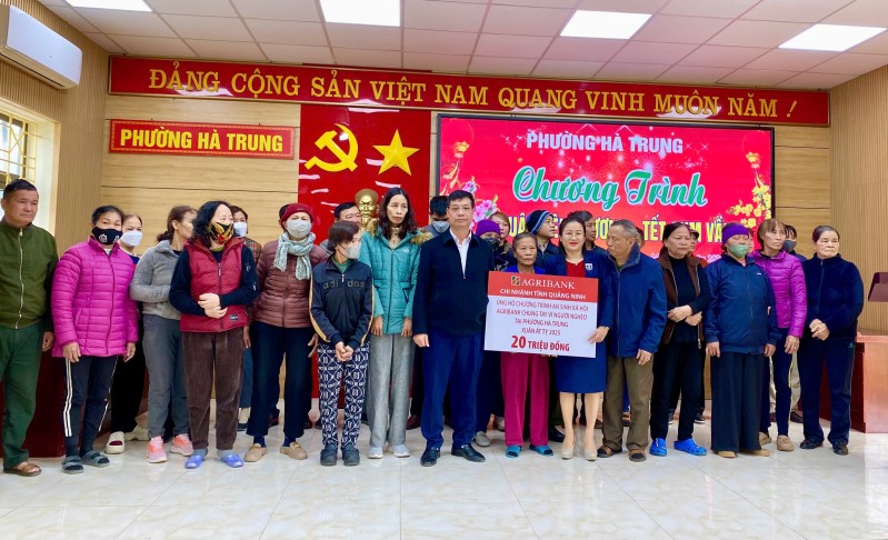 Phường Hà Trung cùng các nhà hảo tâm tặng quà Tết Nguyên đán Ất Tỵ 2025 cho các hộ có hoàn cảnh khó khăn